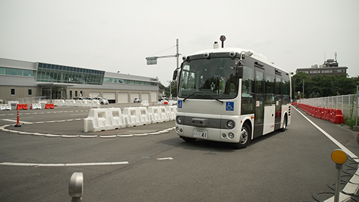 本プロジェクトで使用した自動運転車両と試験路