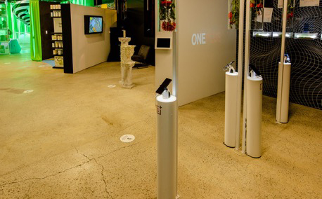 Showfields店舗内のNFC端末と同社のモバイルアプリ「Magic Wand(魔法の杖)」