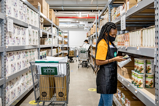 店員がモバイルアプリで注文商品を見ながら集める。出典:Whole Foods Market