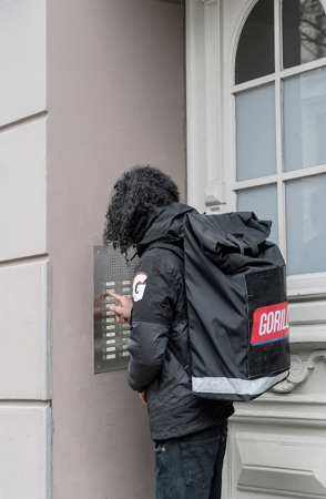 顧客のマンションまで注文の商品を届ける。出典:Gorillas