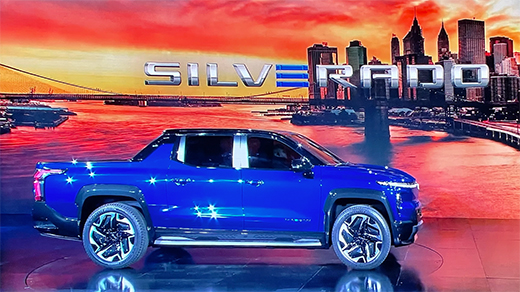 Chevolet の人気トラックのEV版「2024 Silverado EV」。筆者がバーチャルプレゼンを撮影